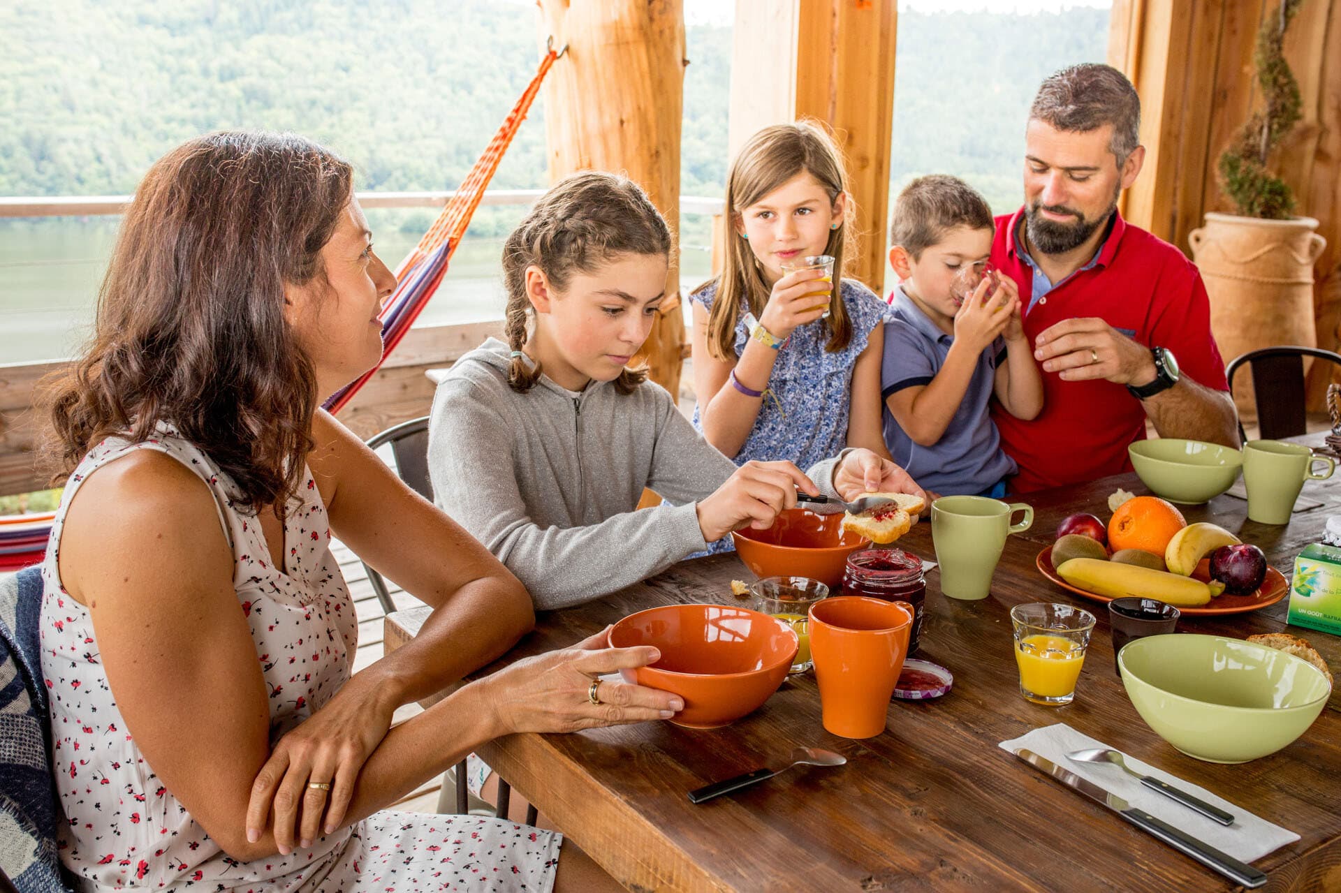 Vacances en famille dans le massif du Sancy au printemps